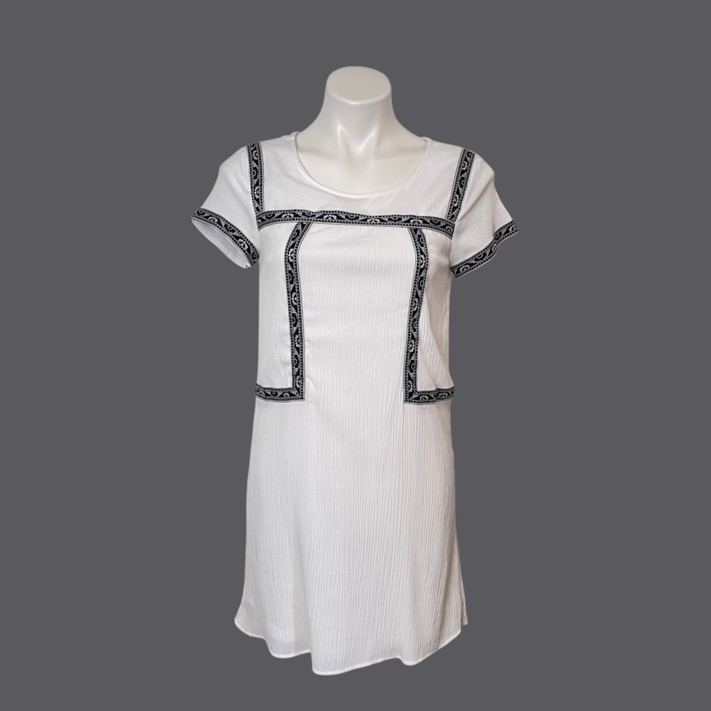 Alya brand White short sleeve blue embroidered accent size XS